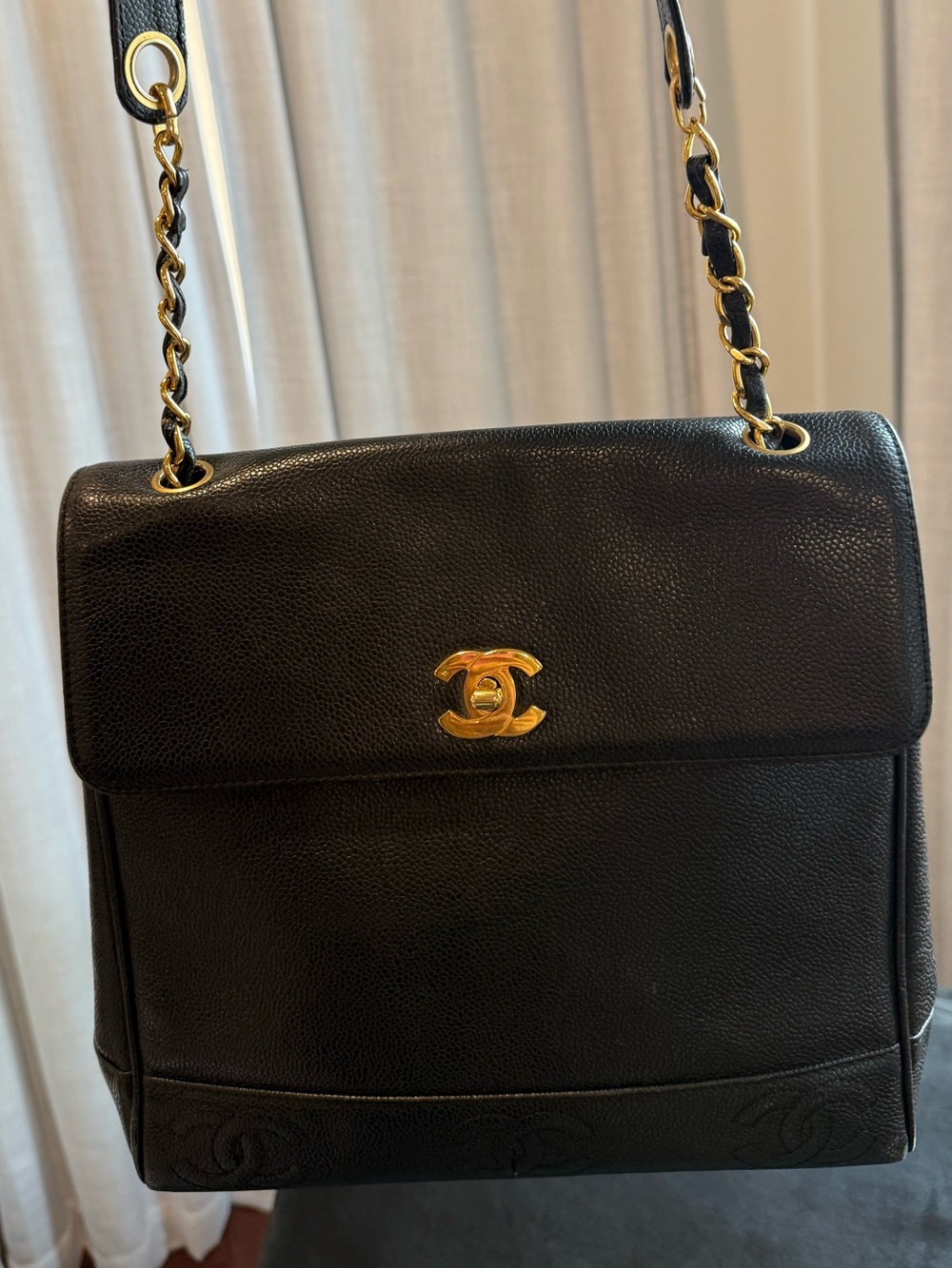 Chanel Vintage Caviar CC
Shoulder Bag Black (1996-1997)